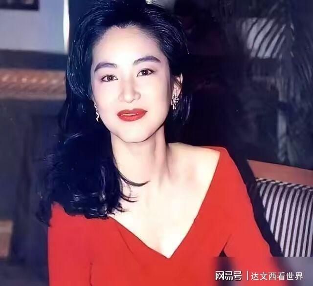 易游体育直播运营公司-林青霞亲口爆料：当年我全裸给他看，他却吓得扭头就跑！